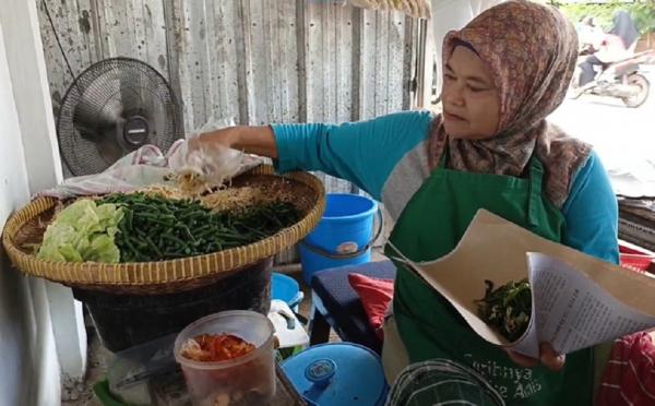 Pedagang Rujak Istoifah Aminah, pedagang rujak di Kota Cirebon berangkat haji tahun ini usai rutin membaca selawat dan menabung selama 27 tahun. (Foto: iNews)