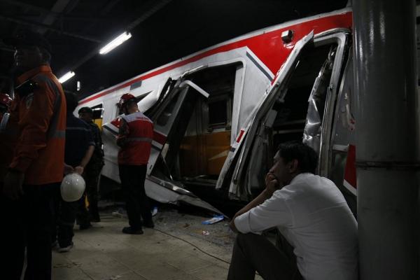 Direktur Utama KAI, Bobby Rasyidin Direktur Utama KAI, Bobby Rasyidin duduk termenung di depan rangkaian KRL yang ringsek ditabrak KA Argo Bromo Anggrek di Stasiun Bekasi Timur, Senin (27/4/2026) malam. (Foto: Aldhi Chandra)