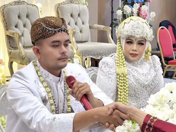 Elly Sugigi Elly Sugigi menikah lagi yang ke-6 kalinya. (Foto: Instagram)