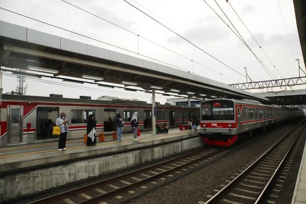KRL Lintas Tangerang Terlambat, Ada Kebakaran Dekat Rel Stasiun Rawa Buaya-Batuceper