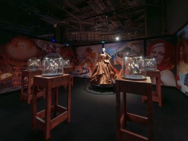 Suasana Pameran Vivienne Westwood di Makau Suasana pameran Vivienne Westwood di Makau. (Foto: Istimewa)