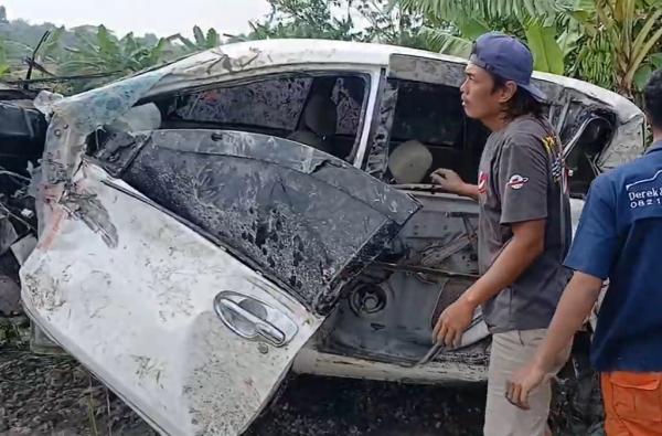 laka KA Grobogan Kondisi Avanza ringsek usai tertabrak KA Argo Bromo di Grobogan hingga menewaskan empat orang. (Foto: iNews)