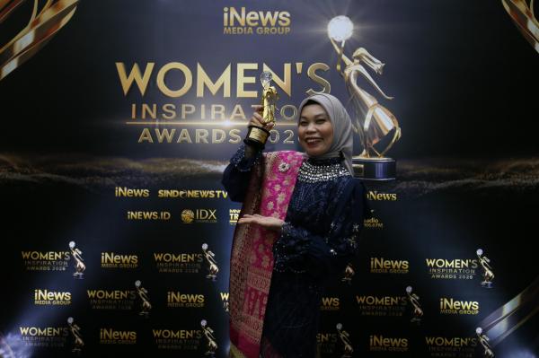 Nurjannah menang Nurjannah (PNM Mekaar Jambi) meraih Women`s Inspiration Awards 2026. (Foto: Isra Triansyah)