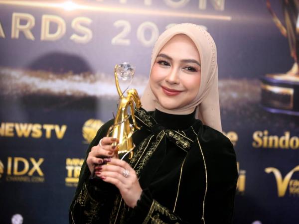 Youtuber Ria Ricis Youtuber Ria Ricis menerima penghargaan Favorite Woman in Social Impact di Women`s Inspiration Awards 2026. (Foto: Isra Triansyah)