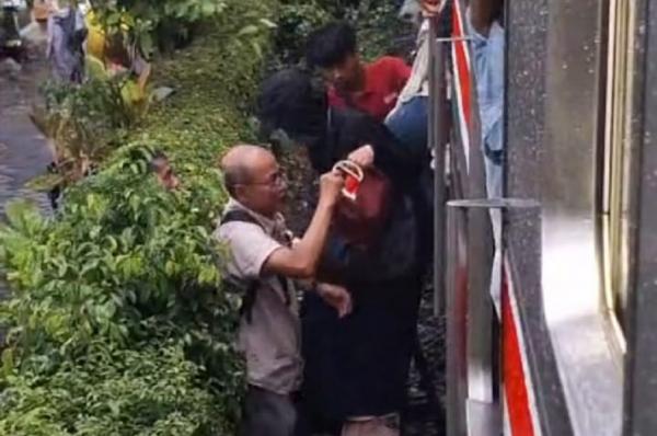 KRL Mogok hingga AC Mati di Tangsel, Penumpang Melompat Keluar dari Kereta