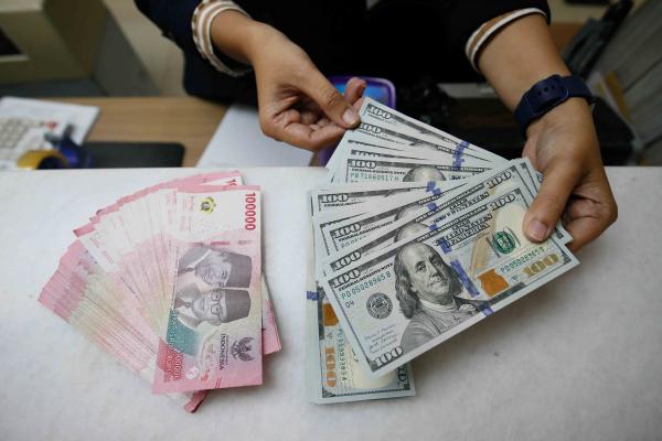 Mengapa Dolar Bertahan di Rp18.000?