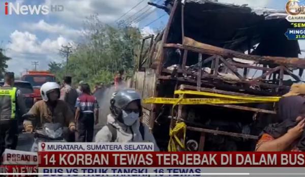 Laka Bus ALS Bus ALS terbakar hebat usai terlibat kecelakaan maut dengan truk tangki di Kabupaten Muratara, Sumsel, Rabu (6/5/2026). (Foto: iNews)