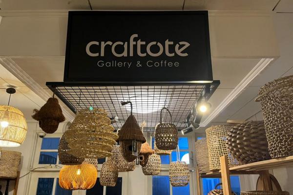 Craftote 2 Kerajinan tangan yang dipajang di Craftote Gallery & Coffee. (Foto: Rizky Agustian)