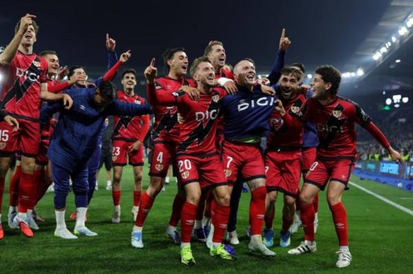 Para pemain Rayo Vallecano merayakan sukses melaju Para pemain Rayo Vallecano merayakan sukses melaju ke final UEFA Confrence League 2025-2026 usai membungkam Strasbourg 1-0 pada leg kedua semifinal di Stade de la Meinau, Jumat (8/5/2026) dini hari WIB. (Foto: UEFA)