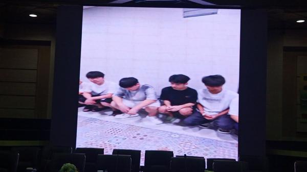 Para WNA tak berkutik digerebek polisi Para WNA tak berkutik digerebek polisi (foto: Arif Julianto)
