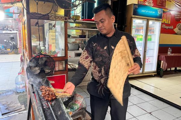 Haidir Pemilik Sate Ayam Barokah Mayestik Moch Haidir membakar sate yang dipesan pelanggan Sate Ayam Barokah Mayestik, Kebayoran Baru, Jakarta Selatan. (Foto: Rizky Agustian)