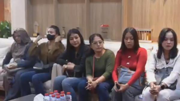 Biduan dangdut korban penipuan Puluhan biduan dangdut diduga menjadi korban penipuan arisan bodong dengan total kerugian mencapai Rp1,8 miliar. (Foto: iNews).