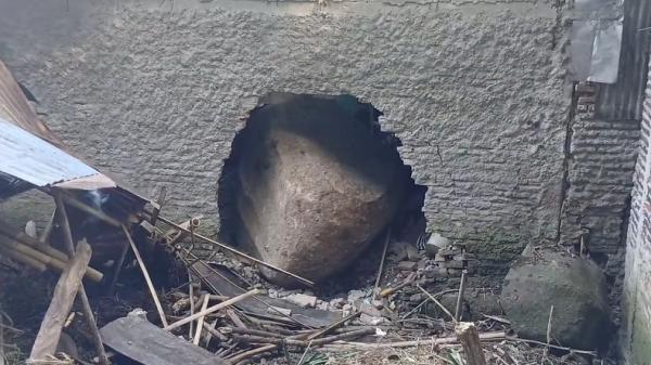 Batu besar di Pemalang Batu berukuran besar meluncur dari lereng bukit dan menghantam rumah warga di Dukuh Pejarakan, Desa Wisnu, Kabupaten Pemalang, Jawa Tengah. (Foto: iNews).