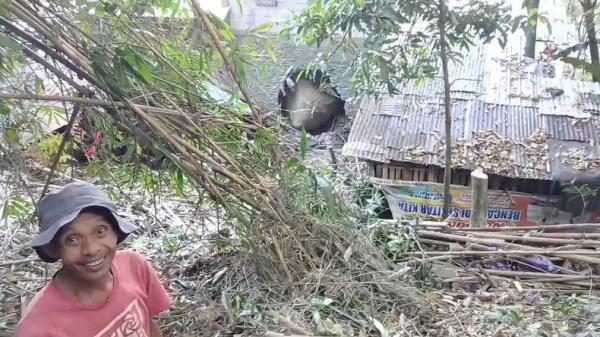 Batu besar Pemalang Jateng Batu berukuran besar meluncur dari lereng bukit menghantam rumah warga di Desa Wisnu, Kabupaten Pemalang, Jawa Tengah. (Foto: iNews).