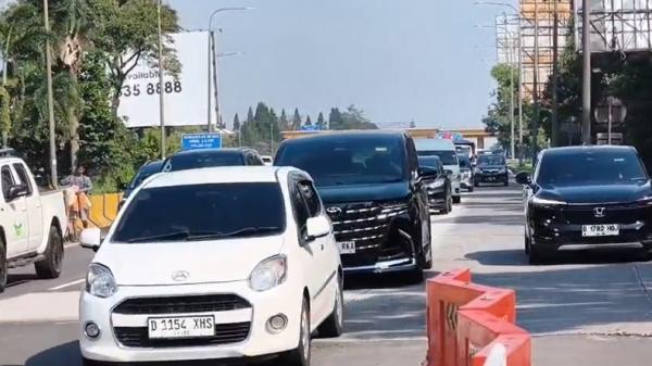 Libur panjang Bandung Ribuan kendaraan wisatawan masih memadati Gerbang Tol Pasteur, Kota Bandung, Jawa Barat, Jumat (15/5/2026). (Foto: iNews).