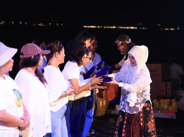 Praktisi herbal dan wellness Praktisi herbal dan wellness, Founder & CEO Sanga Sanga, Riva Effrianti dan Founder PT Kutus Kutus Herbal, Bambang Pranoto. (Foto: Istimewa)