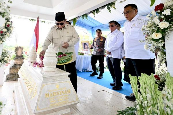 Momen Prabowo Ziarah ke Makam Marsinah usai Resmikan Museum di Nganjuk