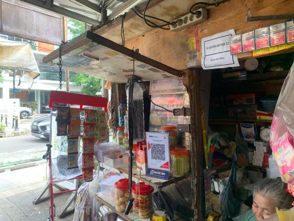Warung Kelontong Warung kelontong rasakan manfaat QRIS BRI (Foto:Reynaldi Hermawan/iNews.id)