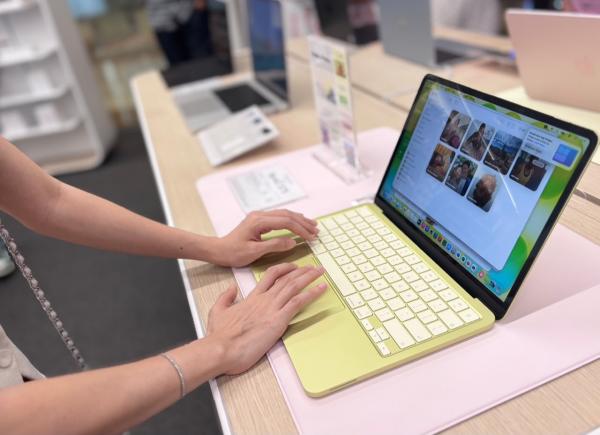 Laptop MacBook Neo keluaran Apple. (Foto: Muhammad Sukardi)