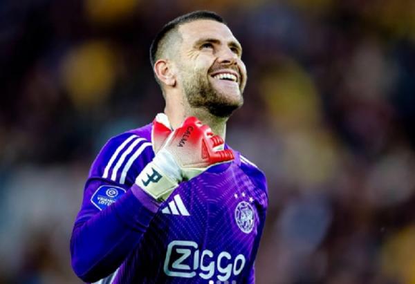 Maarten Paes Kebobolan 2 Gol, Ajax Tetap Lolos ke Playoff UEFA Conference League