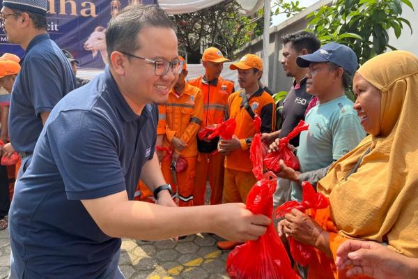 Tim BRI Area Jakarta Warung Buncit menyalurkan daging kurban ke PSSU dan warga di Kelurahan Pasar Minggu, Jakarta Selatan, Rabu (27/5/2026). (Foto: Rizky Agustian)