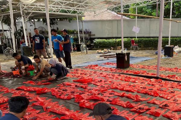 Daging kurban yang dibagikan BRI Area Warung Buncit kepada warga di Pasar Minggu, Jakarta Selatan, Rabu (27/5/2026). (Foto: Rizky Agustian)