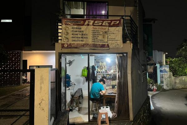 Warung Asep Bintaro Warung Asep di Bintaro, Kecamatan Pesanggarahan, Jakarta Selatan. (Foto: Rizky Agustian)