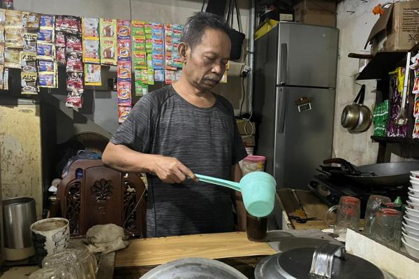Pemilik Warung Asep, Utayana alias Asep, menyeduh kopi untuk dihidangkan ke pelanggan. (Foto: Rizky Agustian)