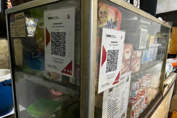 QRIS BRI sebagai alternatif metode pembayaran di Warung Asep. (Foto: Rizky Agustian)