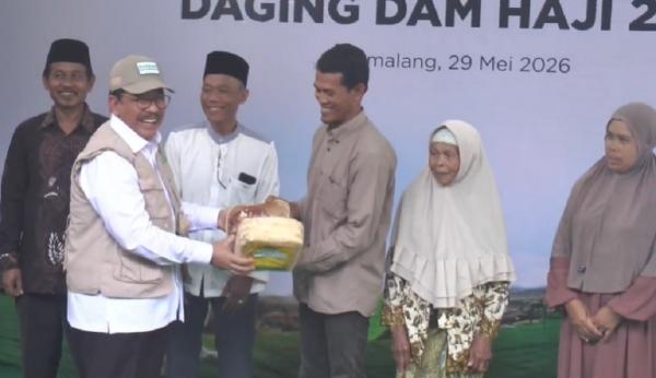 Daging Dam Haji Wakil Ketua Baznas, Zainut Tauhid Sa'adi menyerahkan daging dam haji ke warga di Pemalang. (Foto: iNews)