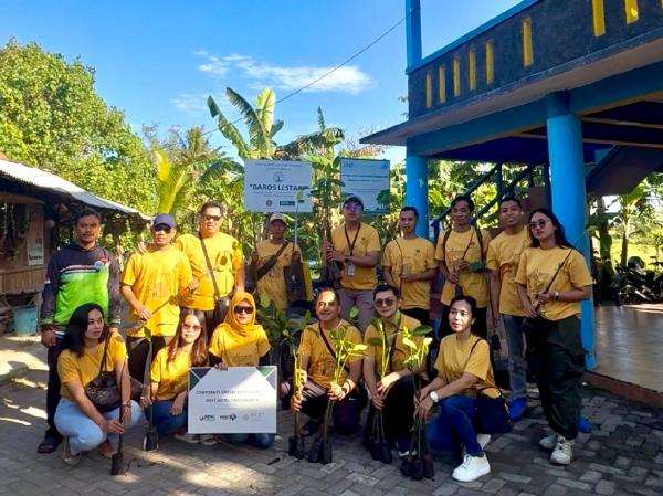 Next Hotel Yogyakarta bersama MNC Peduli Next Hotel Yogyakarta bersama MNC Peduli menanam 100 mangrove di Pantai Baros Bantul. (Foto: Trisna Purwoko)