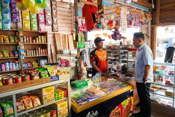 Agen BRILink, John Al Bugis, membantu menghadirkan layanan perbankan yang lebih praktis bagi warga Sota, salah satu distrik di Kabupaten Merauke, Papua Selatan. (Foto: BRI)