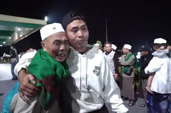 Alhamdulillah! 393 Jemaah Haji Kloter Pertama NTB Tiba di Tanah Air, Disambut Haru Keluarga