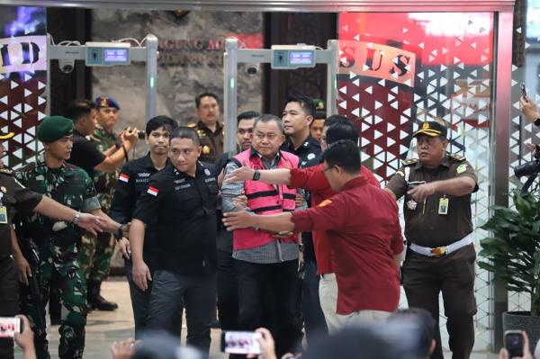 Eks Wakil Kepala BGN, Lodewyk Pusung saat keluar dari Gedung Bundar Kejagung mengenakan rompi tahanan. (Foto: Arif Julianto)