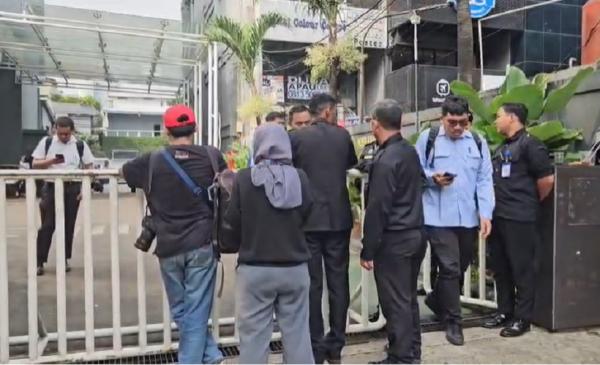 Penampakan pagar Kantor BGN ditutup di tengah isu penggeledahan oleh Kejagung. (Foto: Yuwantoro)