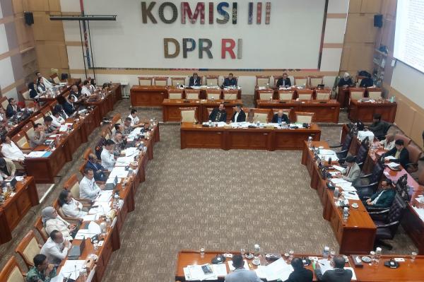 Tok! Panja RUU Polri Sepakati Syarat Jadi Polisi Tetap Minimal Lulusan SMA