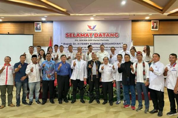 Yulius Aho partai perindo kalbar Yulius Aho dikenal sebagai pengusaha, tokoh adat, pembina olahraga dan politisi Partai Perindo yang aktif mengabdi untuk Kalbar. (Foto: Ist)
