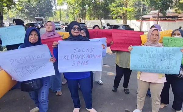 Emak Emak Demo PPDB Emak-Emak melakukan aksi demonstrasi memprotes sistem PPDB Jabar 2026. (Foto: iNews)