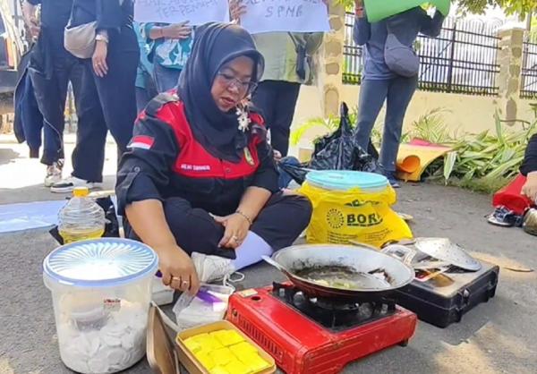 Protes Sistem PPDB, Emak-Emak Demo Sambil Masak di Depan DPRD Jabar