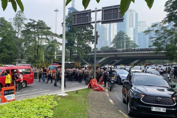 Polisi Tutup Jalan Sudirman Arah Bundaran HI, Lalu Lintas Dialihkan ke Kuningan