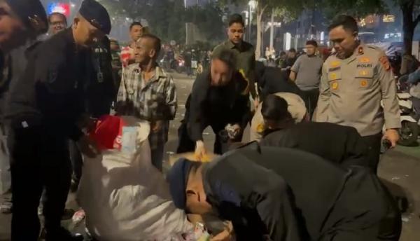 Penampakan Personel Polda Metro Bersihkan Sampah di Kawasan Thamrin usai Demo Mahasiswa