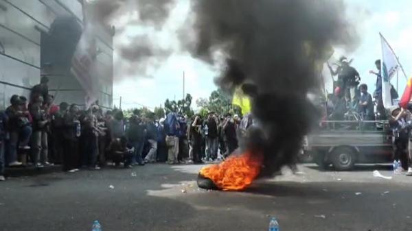 Demo Lampung Demonstrasi, ratusan mahasiswa di Kantor Gubernur Lampung, Senin (15/6/2026). (Foto: iNews).
