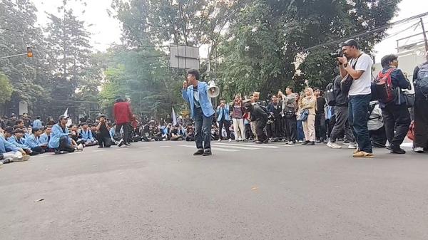 Demo mahasiswa di Jabar Mahasiswa dari berbagai perguruan tinggi di Bandung Raya menggelar demonstrasi di depan Gedung DPRD Jawa Barat (Jabar), Senin (15/6/2026). (Foto: iNews).