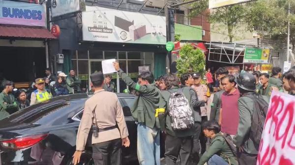 Demo mahasiswa Semarang Mahasiswa Unissula Semarang menggelar demonstrasi di depan Kantor Pertamina Patra Niaga Regional Jawa Tengah, Jalan MH Thamrin, Semarang, Senin (15/6/2026). (Foto: iNews).