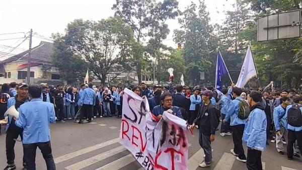 Demonstrasi Mahasiswa Bandung Mahasiswa dari berbagai perguruan tinggi di Bandung Raya menggelar demonstrasi di depan Gedung DPRD Jabar, Senin (15/6/2026). (Foto: iNews).