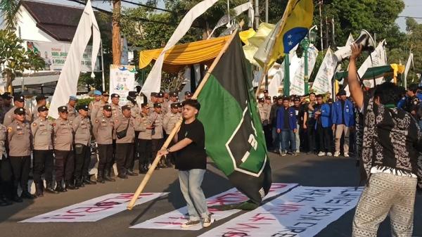 Demonstrasi mahasiswa di Cirebon Demonstrasi di depan halaman Gedung DPRD Kota Cirebon, Jawa Barat, Senin (15/6/2026). (Foto: iNews).