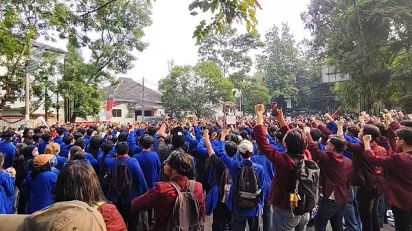 Demo mahasiswa di DPRD Jabar Ribuan mahasiswa yang tergabung dalam Aliansi BEM SI menggelar demonstrasi di depan Gedung DPRD Jawa Barat, Rabu (17/6/2026). (Foto: iNews).