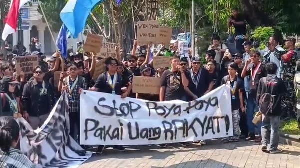 Demonstrasi mahasiswa yang tergabung dalam Aliansi Salatiga Menggugat di depan Gedung DPRD Kota Salatiga, Jawa Tengah, berujung ricuh, Rabu (17/6/2026) siang. (Foto: iNews).