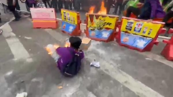 Mahasiswa terbakar Api menyambar mahasiswa saat demonstrasi di depan Istana Bogor, Rabu (17/6/2026) sore yang diwarnai aksi bakar ban. (Foto: iNews).