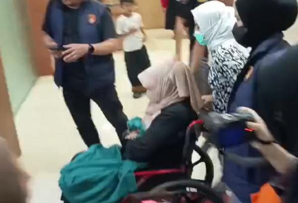 Dokter Tifa Pakai Kursi Roda hingga Dibopong usai Cek Kesehatan, Ada Apa?